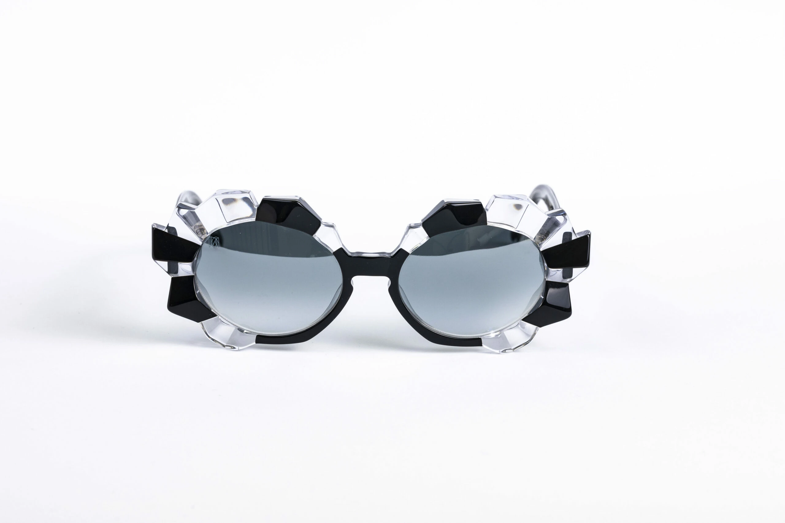 _V5A1928_001_DIECIDECIMI_GLASSTYLIST_Oscar_Mamoi_Crystalline_02__