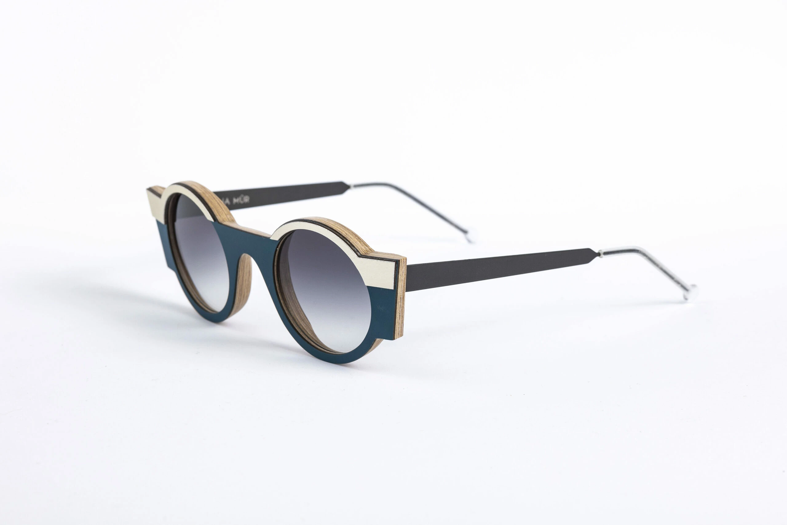 _V5A2084_002_DIECIDECIMI_GLASSTYLIST_Nina_Mur_Mobile_Nathalie___