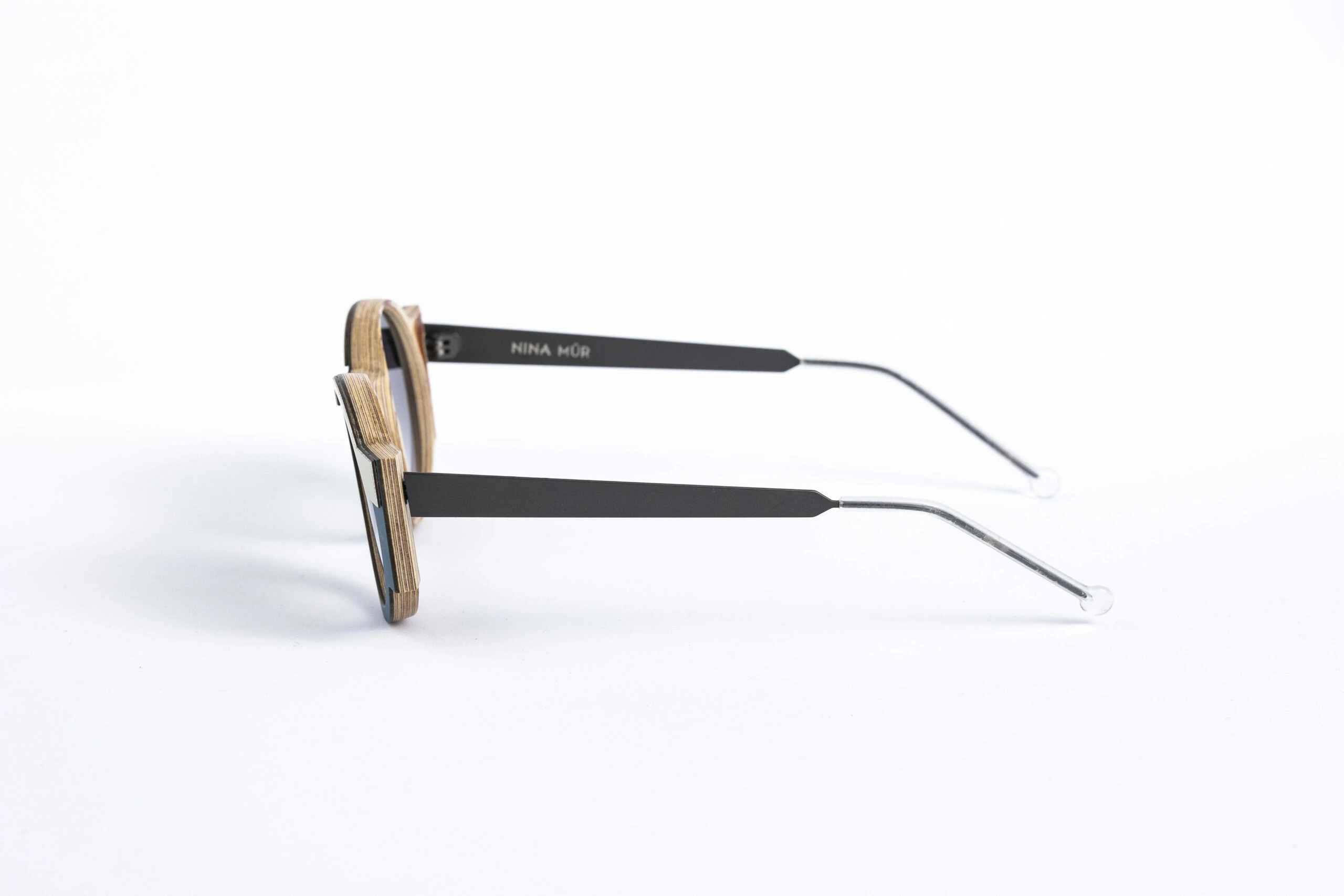 _V5A2086_003_DIECIDECIMI_GLASSTYLIST_Nina_Mur_Mobile_Nathalie___