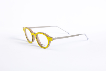 _V5A2095_002_DIECIDECIMI_GLASSTYLIST_Nina_Mur_Mamen_Yellow_