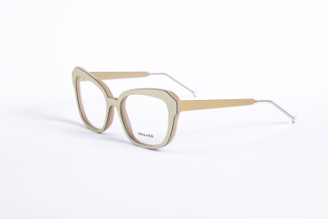 _V5A2101_002_DIECIDECIMI_GLASSTYLIST_Nina_Mur_Carla_warm_white_