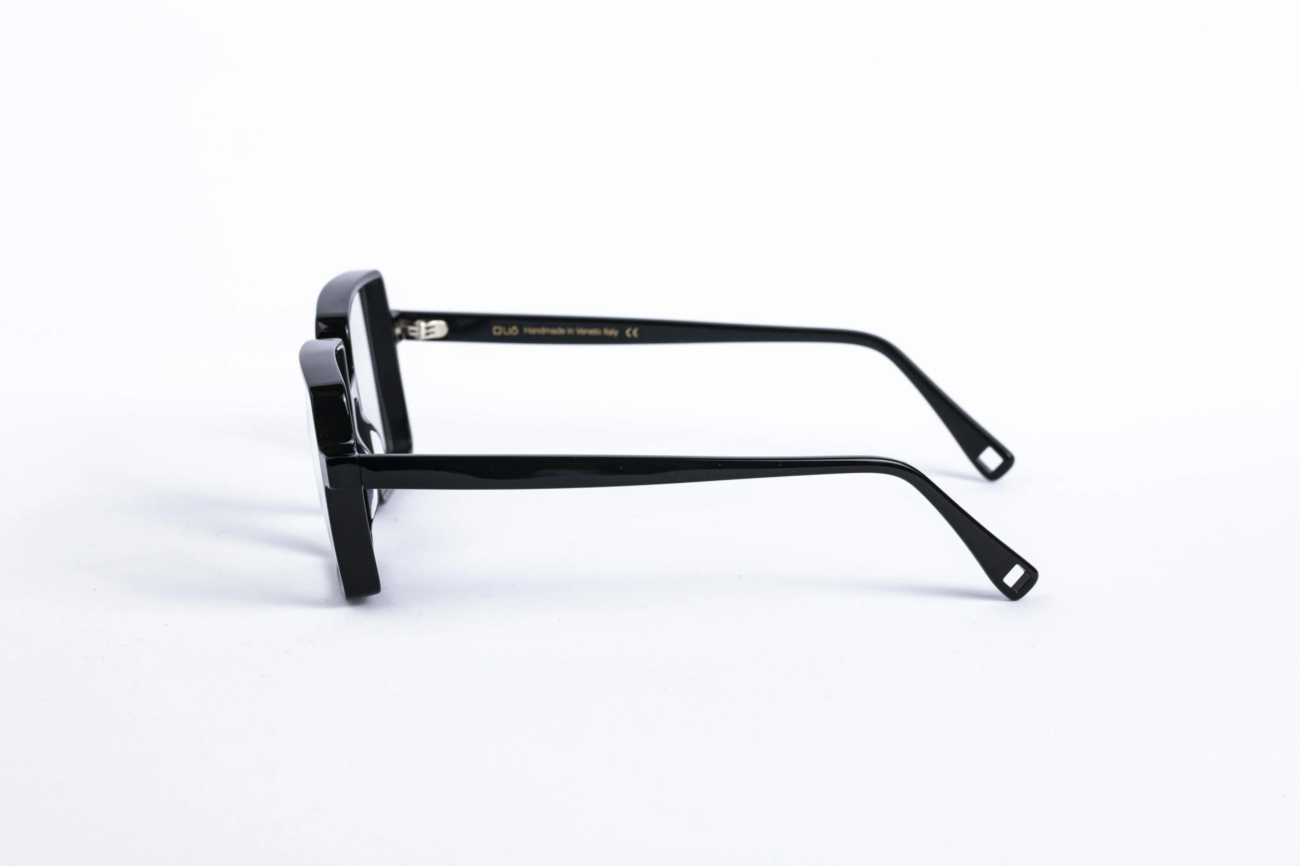 _V5A2207_003_DIECIDECIMI_GLASSTYLIST_LIO_LVP0271_C02__