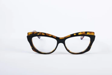 _V5A3291_001_DIECIDECIMI_GLASSTYLIST_REWINDSLOW MOTION_C15__