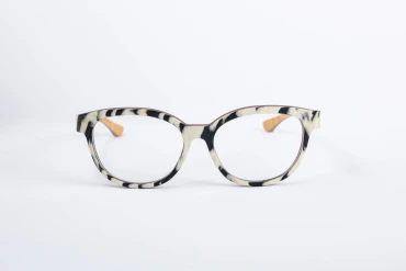 _V5A3569_001_DIECIDECIMI_GLASSTYLIST_W-EYE_YT_KENIA ERD ORANGE__