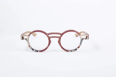 _V5A3585_001_DIECIDECIMI_GLASSTYLIST_W-EYE_YF_CAN RED__