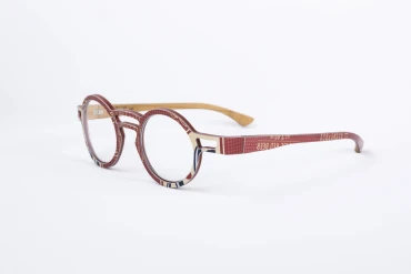 _V5A3586_002_DIECIDECIMI_GLASSTYLIST_W-EYE_YF_CAN RED__
