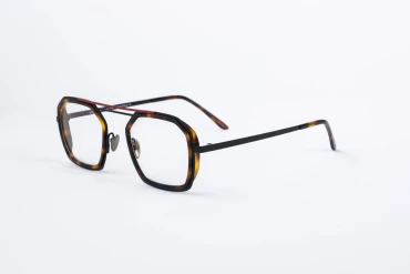 _V5A3615_002_DIECIDECIMI_GLASSTYLIST_LPLR_CKRAST_NOIRE ECAILLE__