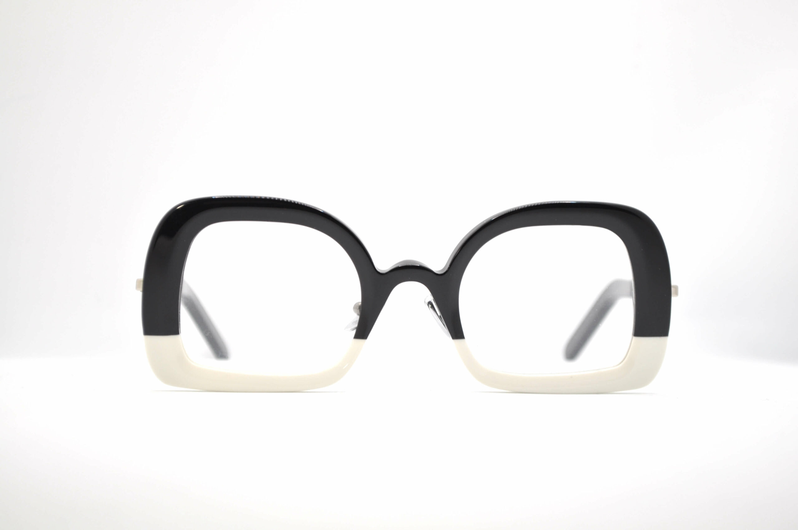 DIECIDECIMI_GLASSTYLIST__Pugnale-Eyewear__Up-Side-Down_Bianco-e-Nero