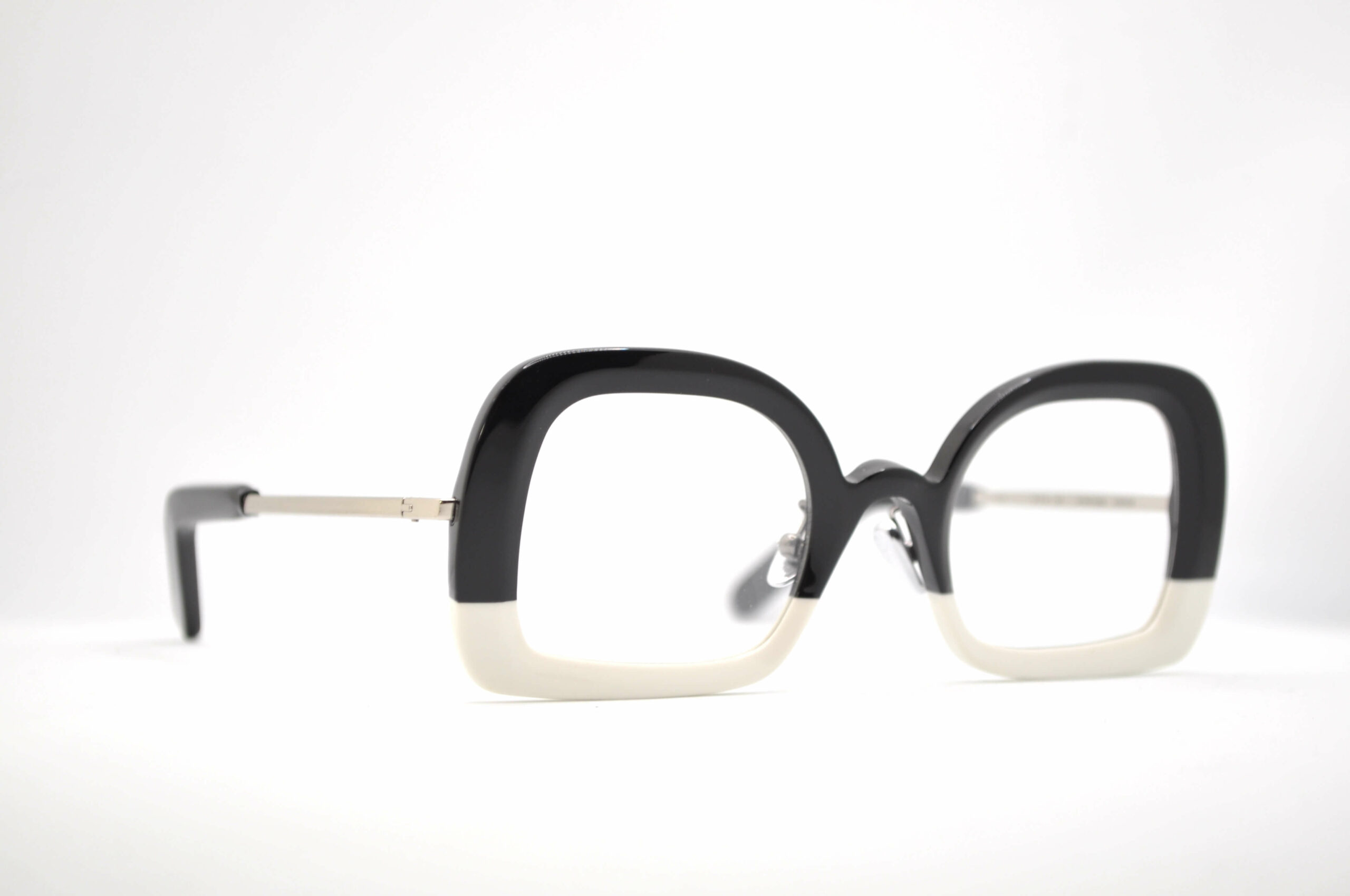DIECIDECIMI_GLASSTYLIST__Pugnale-Eyewear__Up-Side-Down_Bianco-e-Nero