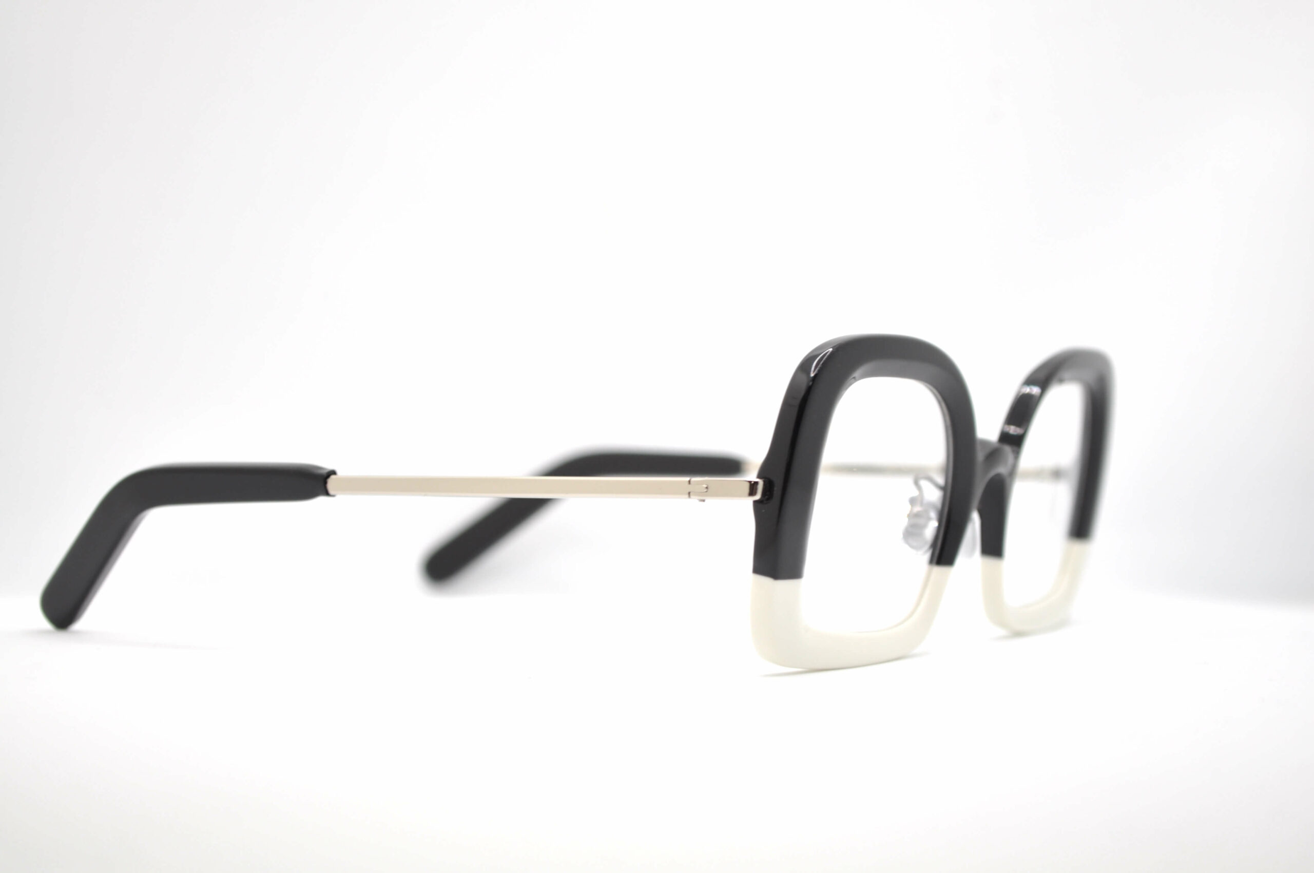 DIECIDECIMI_GLASSTYLIST__Pugnale-Eyewear__Up-Side-Down_Bianco-e-Nero