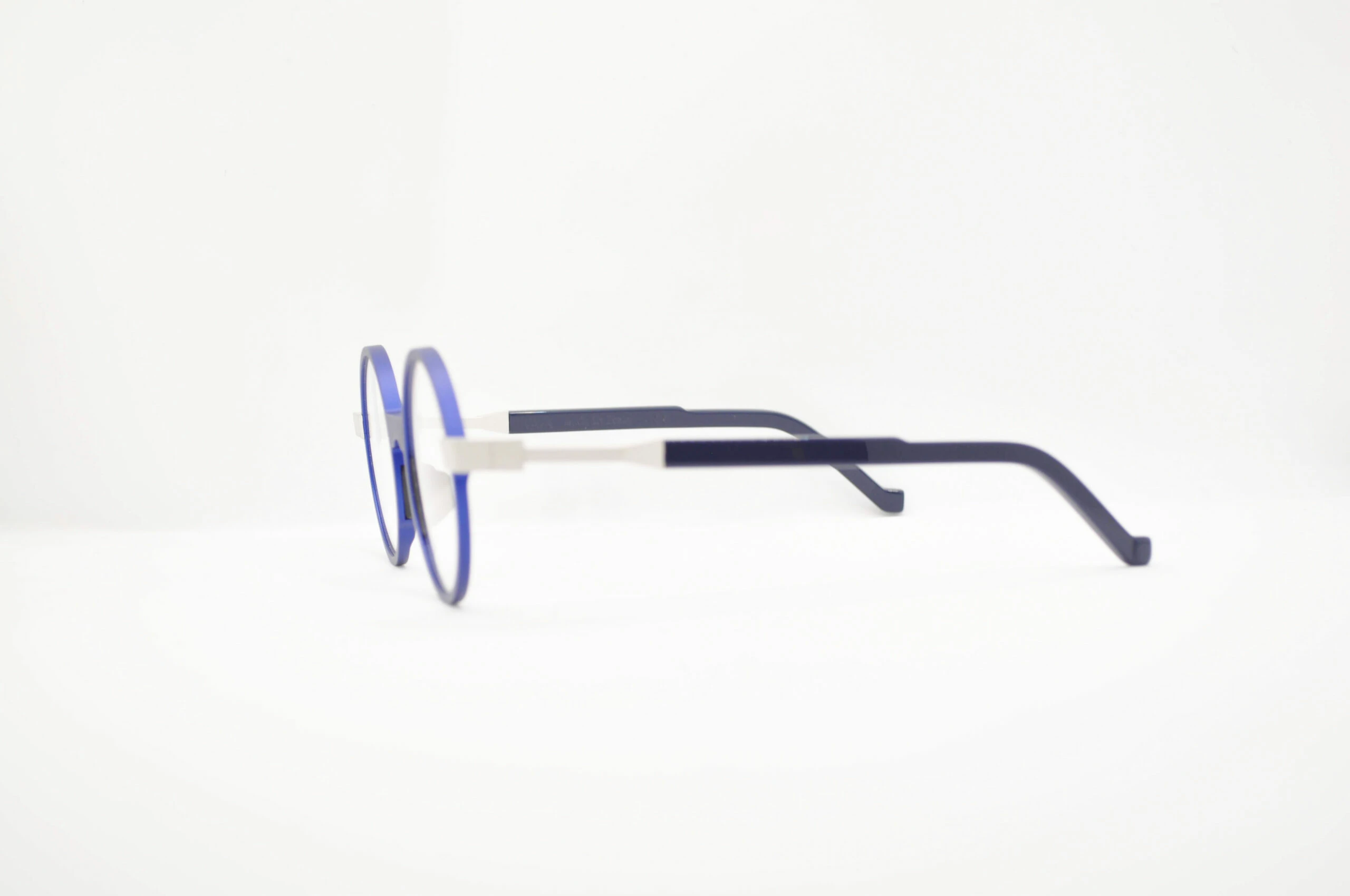 DIECIDECIMI_GLASSTYLIST_Vava_WL0015_White Label_Blue