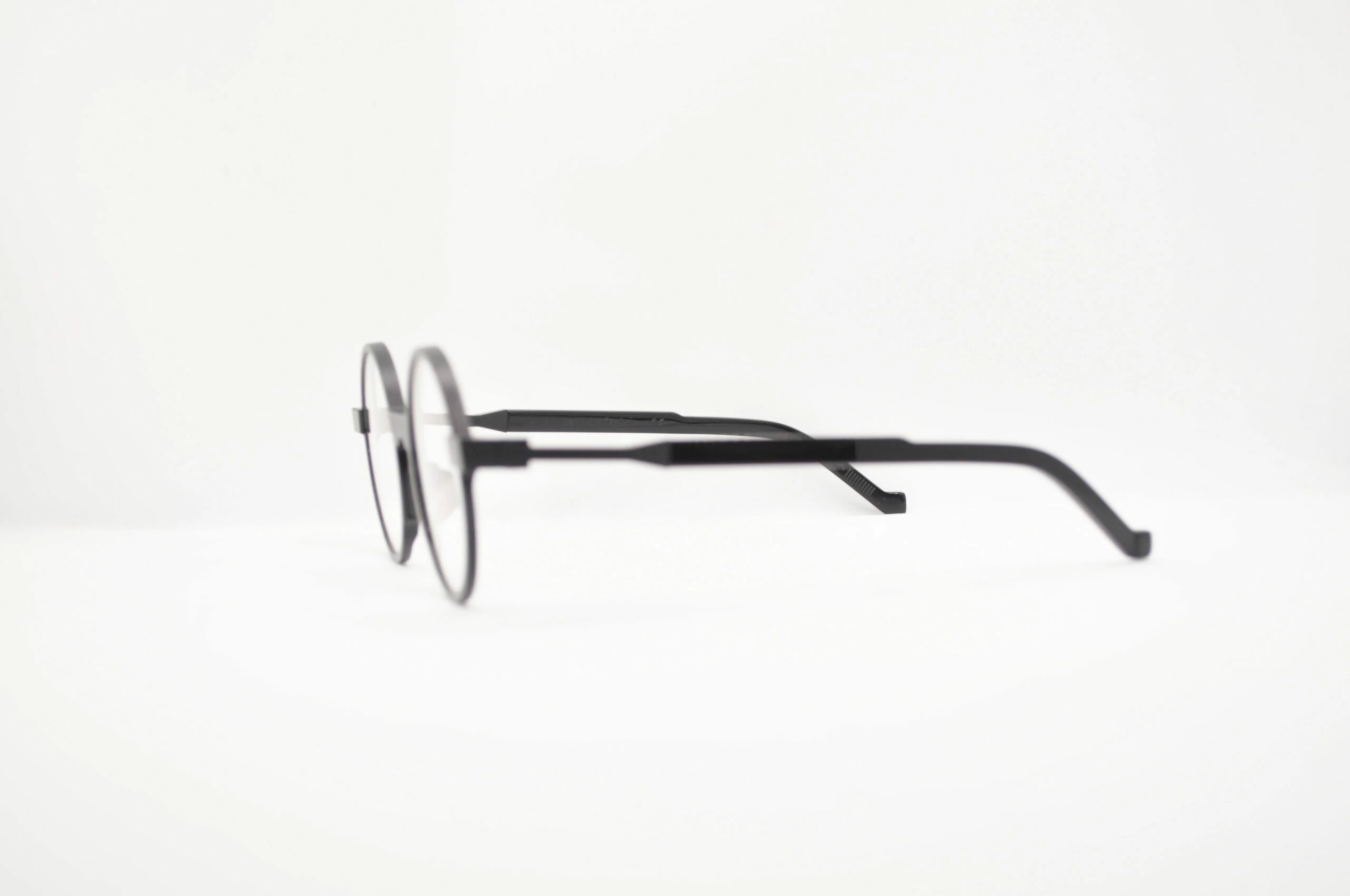 DIECIDECIMI_GLASSTYLIST_Vava_WL0015_White Label_Black
