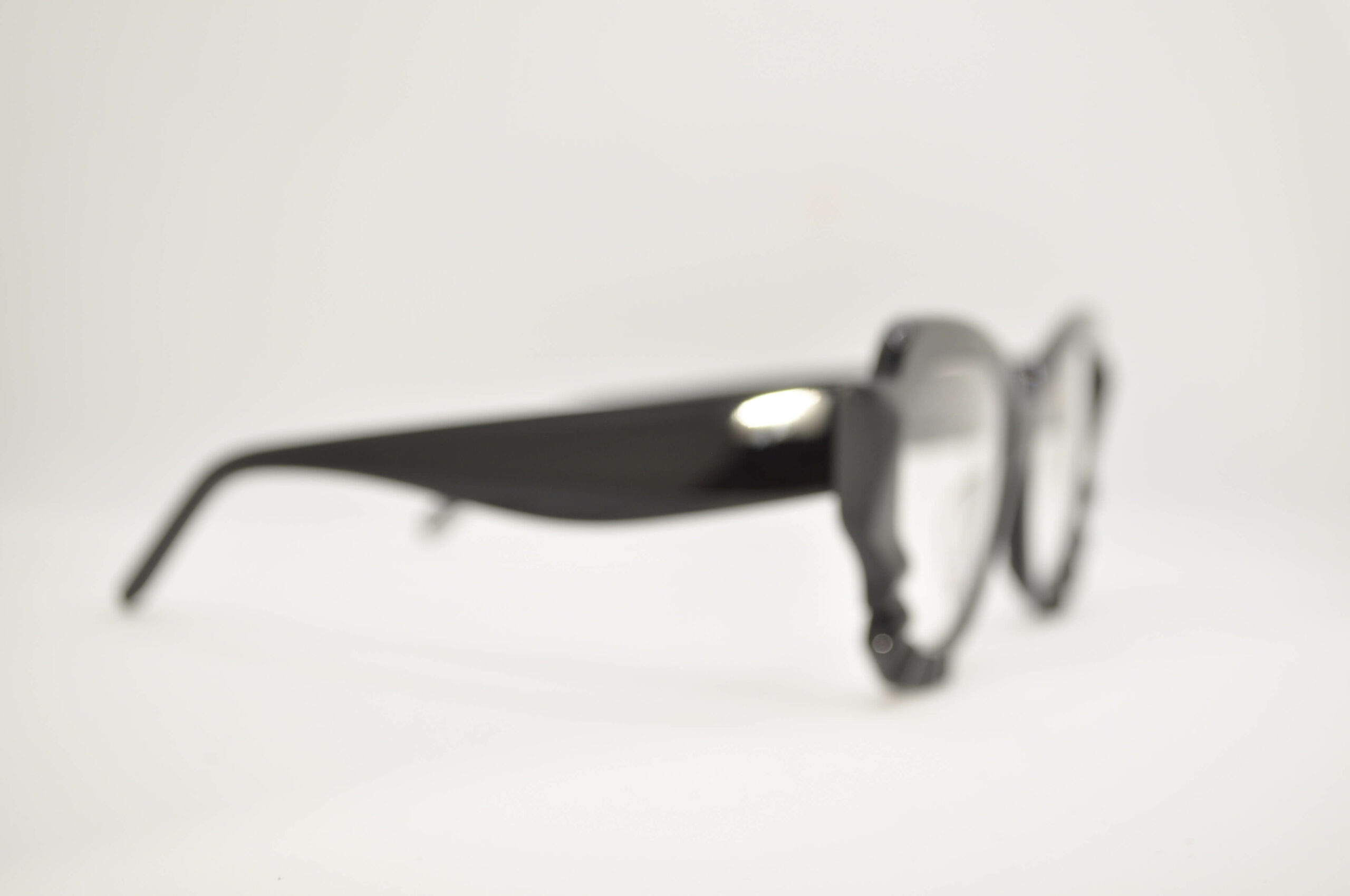 DIECIDECIMI_GLASSTYLIST_Oscar Mamooi_Medulla__Nero