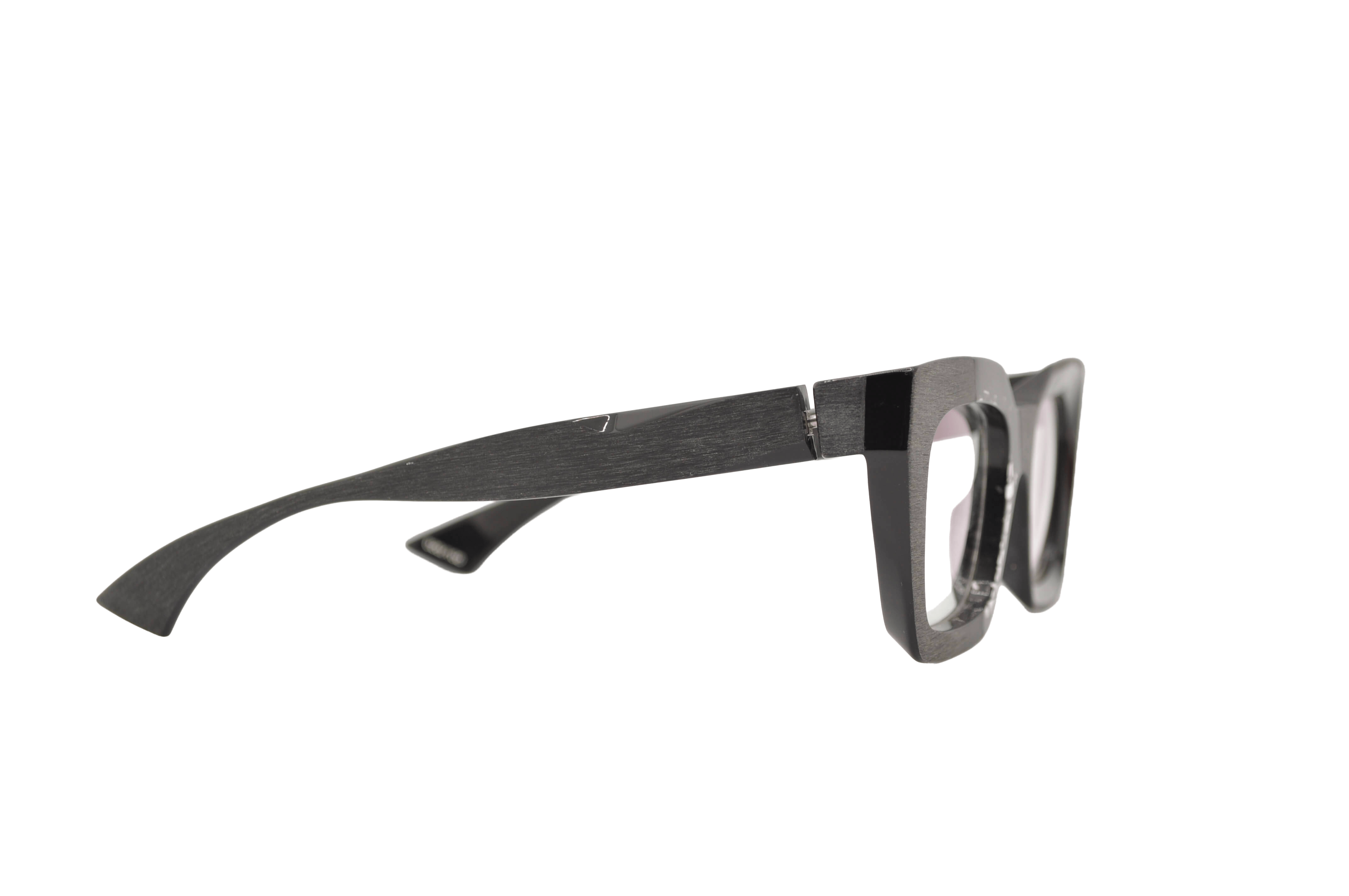 DIECIDECIMI_GLASSTYLIST_Piero Massaro Eyewear_PM 936_Suggestioni Urbane_Nero e Marrone